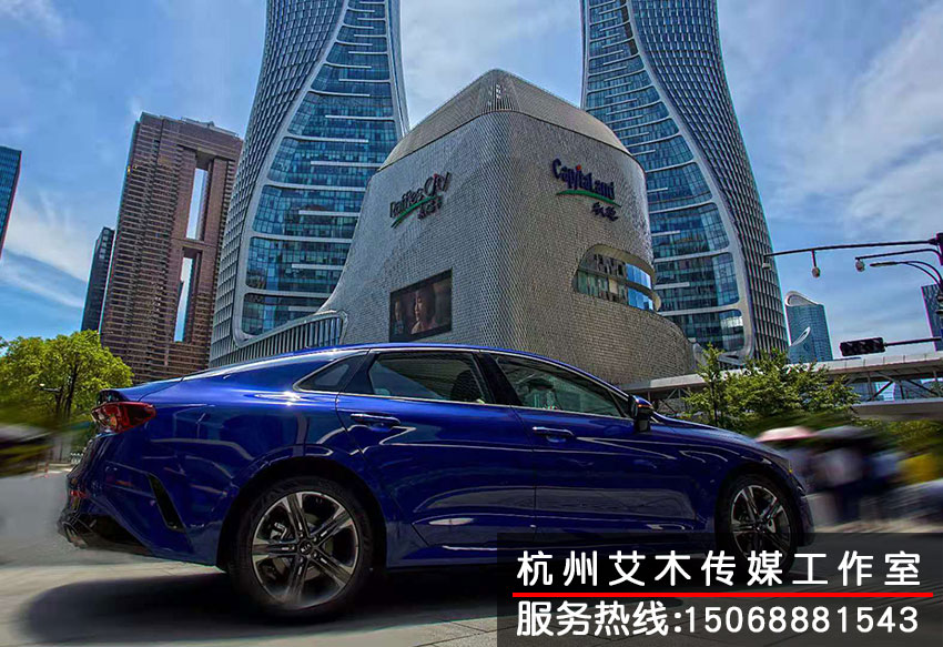 市中心停放的起亞汽車新品拍攝